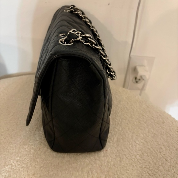 Description
• Chanel Shoulder Bag - Picture 4 of 7